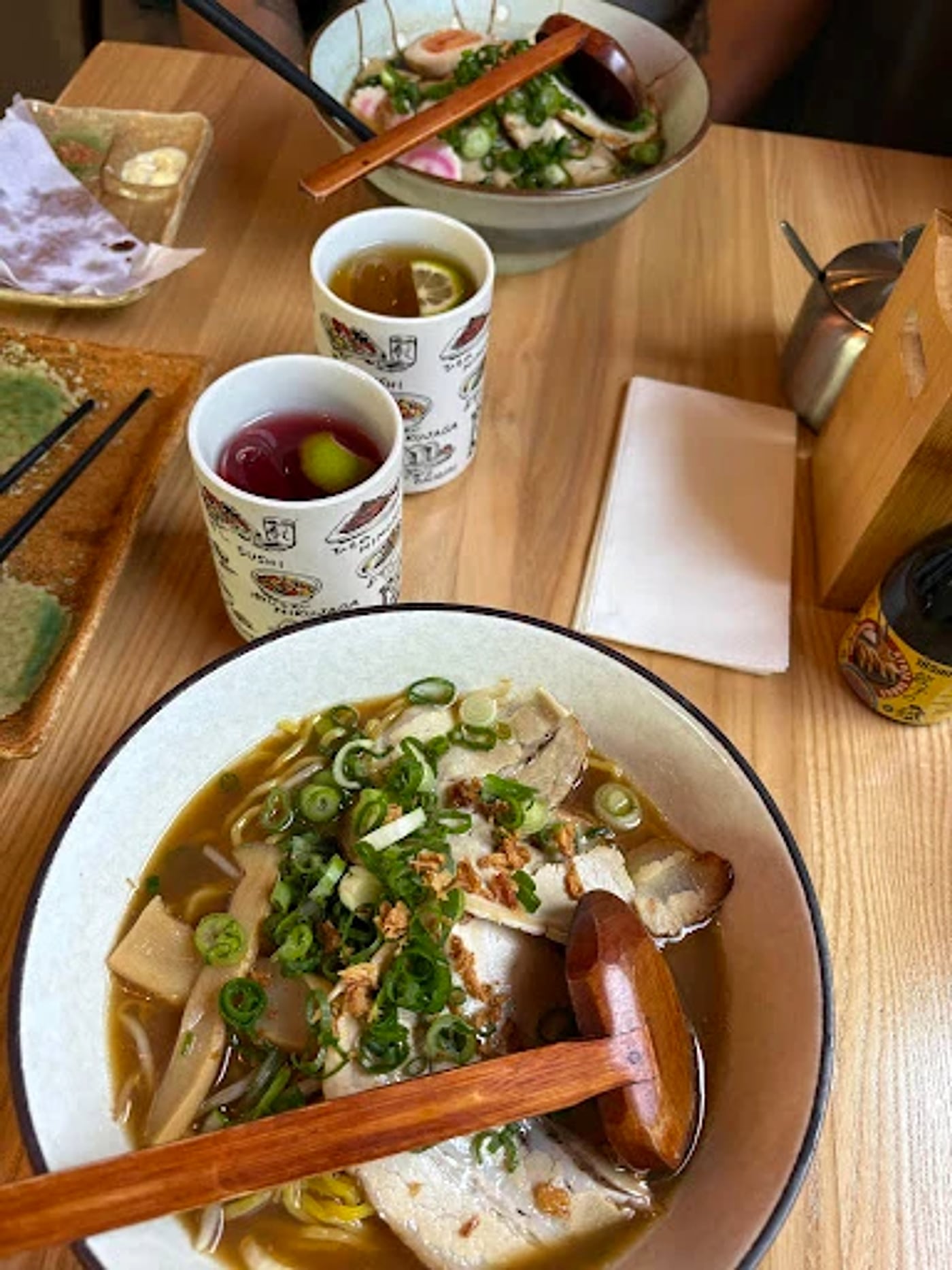 Zwei Schüsseln Ramen am Tisch