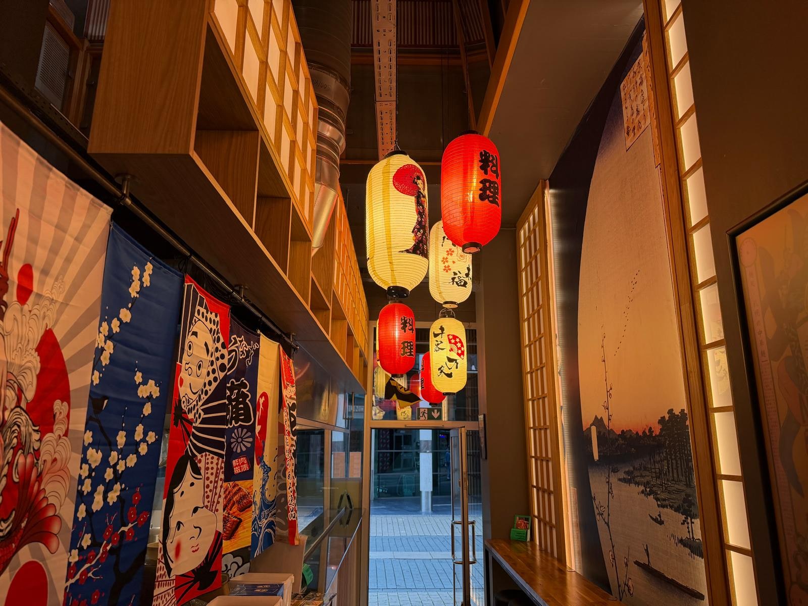 Eingangsbereich von Takumi Dortmund mit japanischen Papierlampions und Shoji-Elementen
